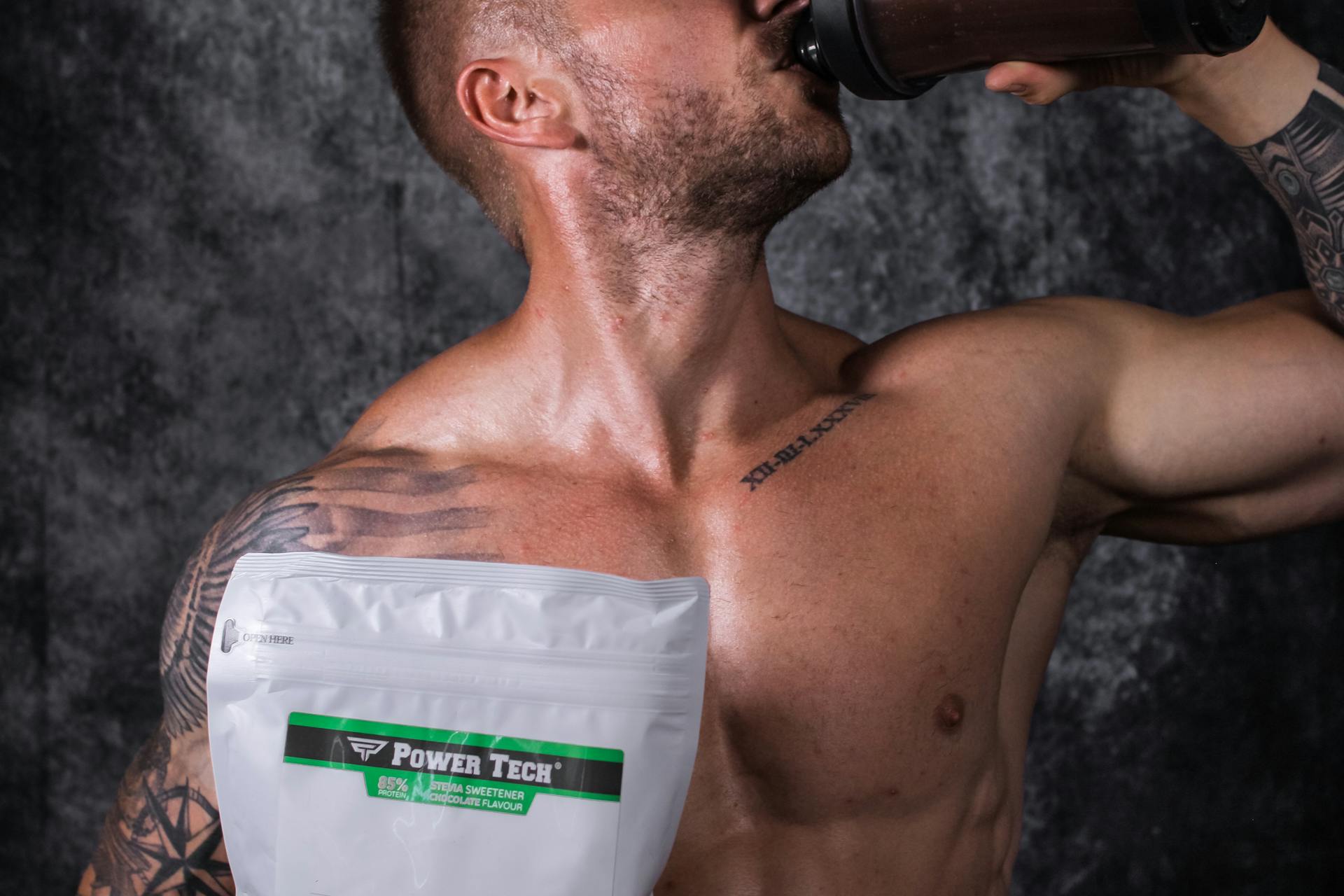 Man dricker gainer proteinshake efter träning