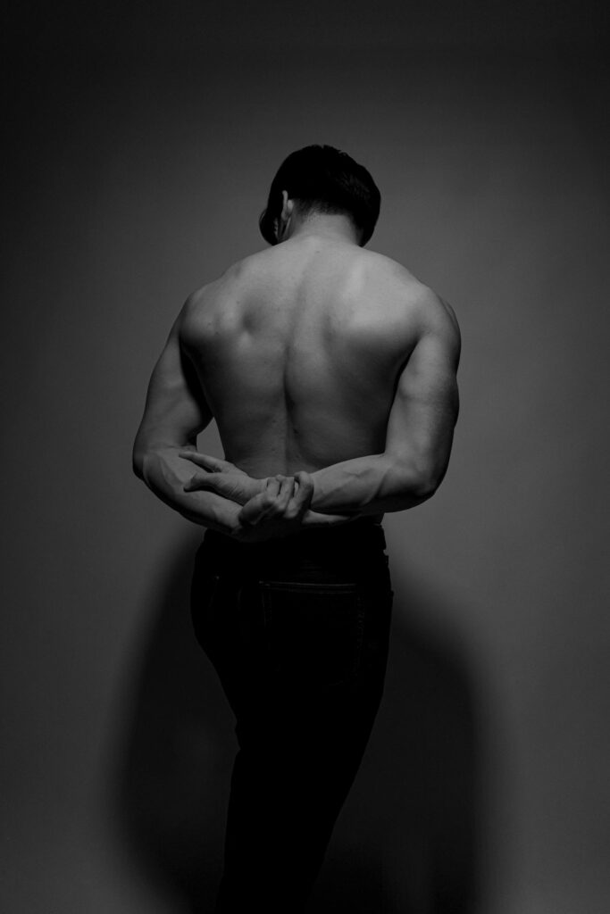 Muskuloes man som anvaender kollagen for leder och hud