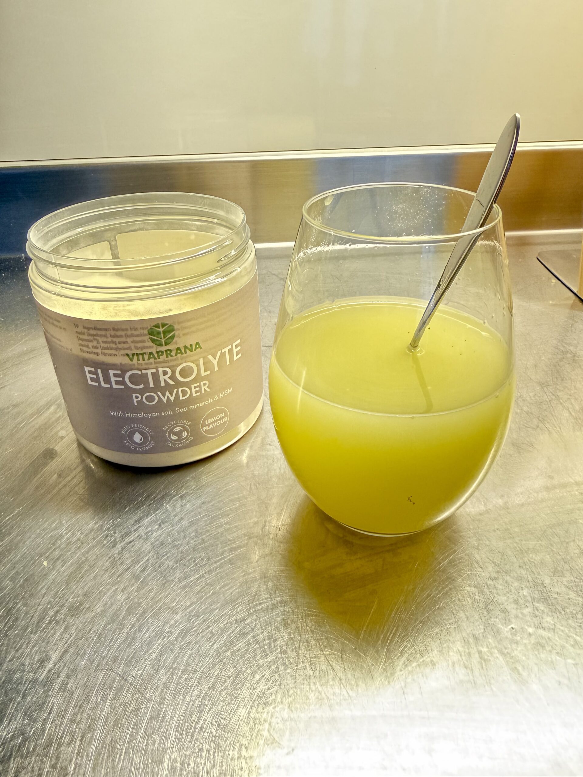 Elektrolyter i ett glas vatten, snabb hydrering för män