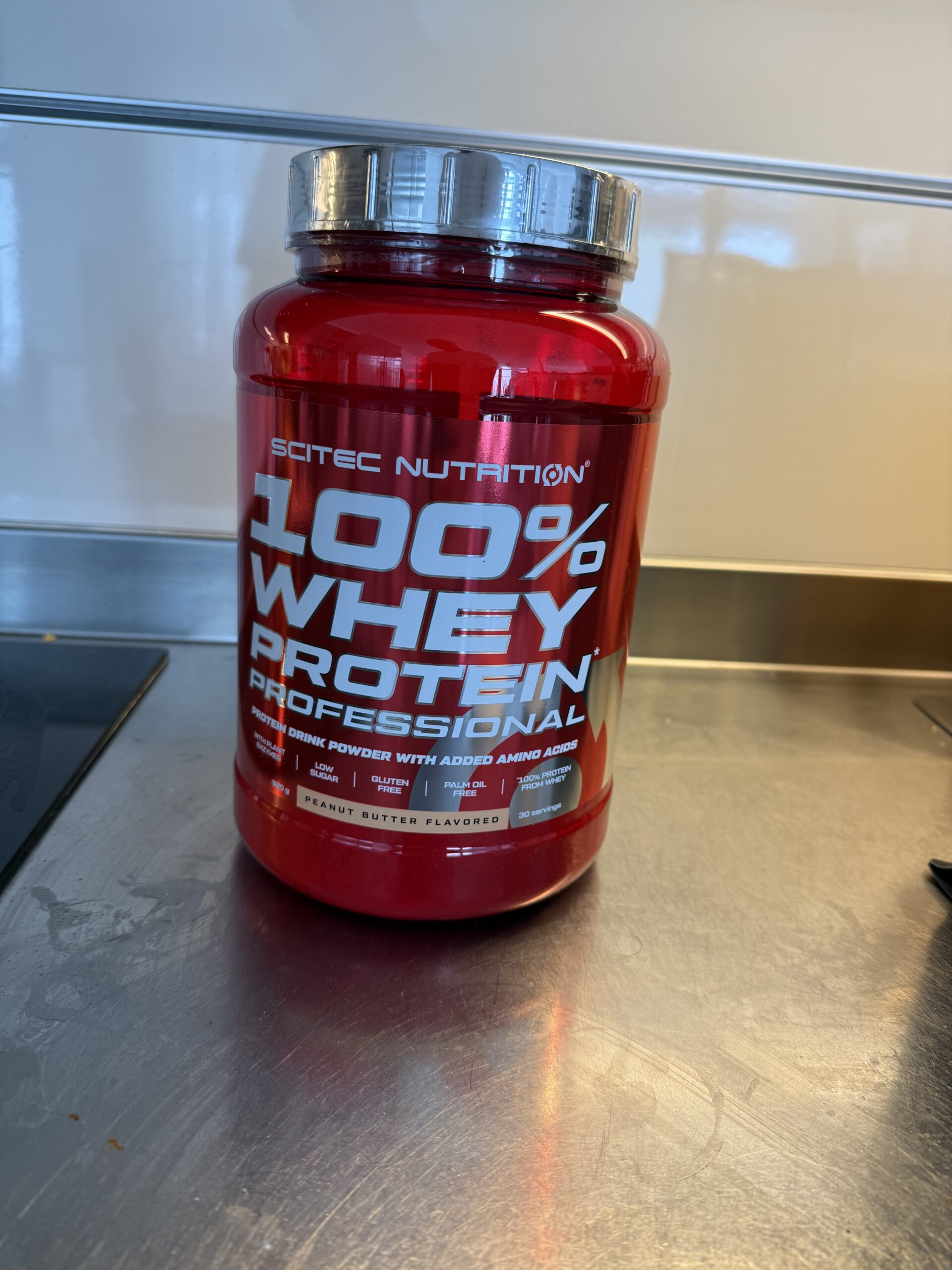 Vassleprotein-burk på köksbänk