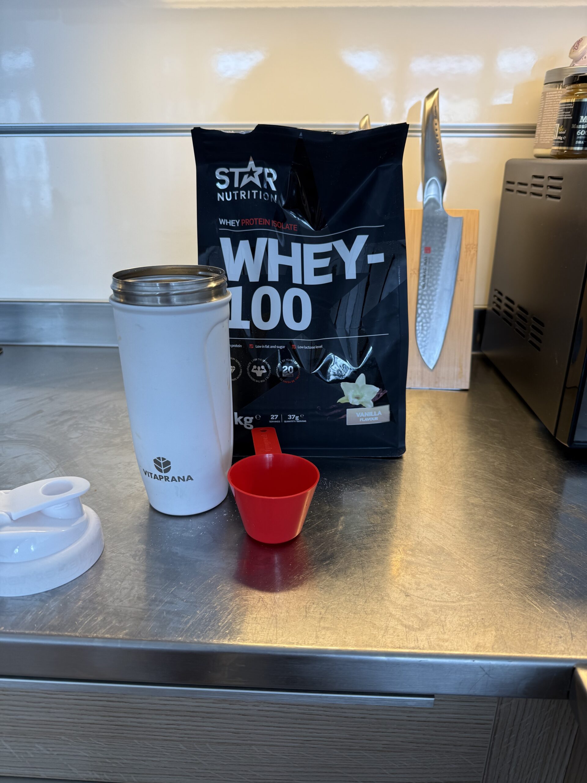 Shaker med vassleprotein redo att blanda