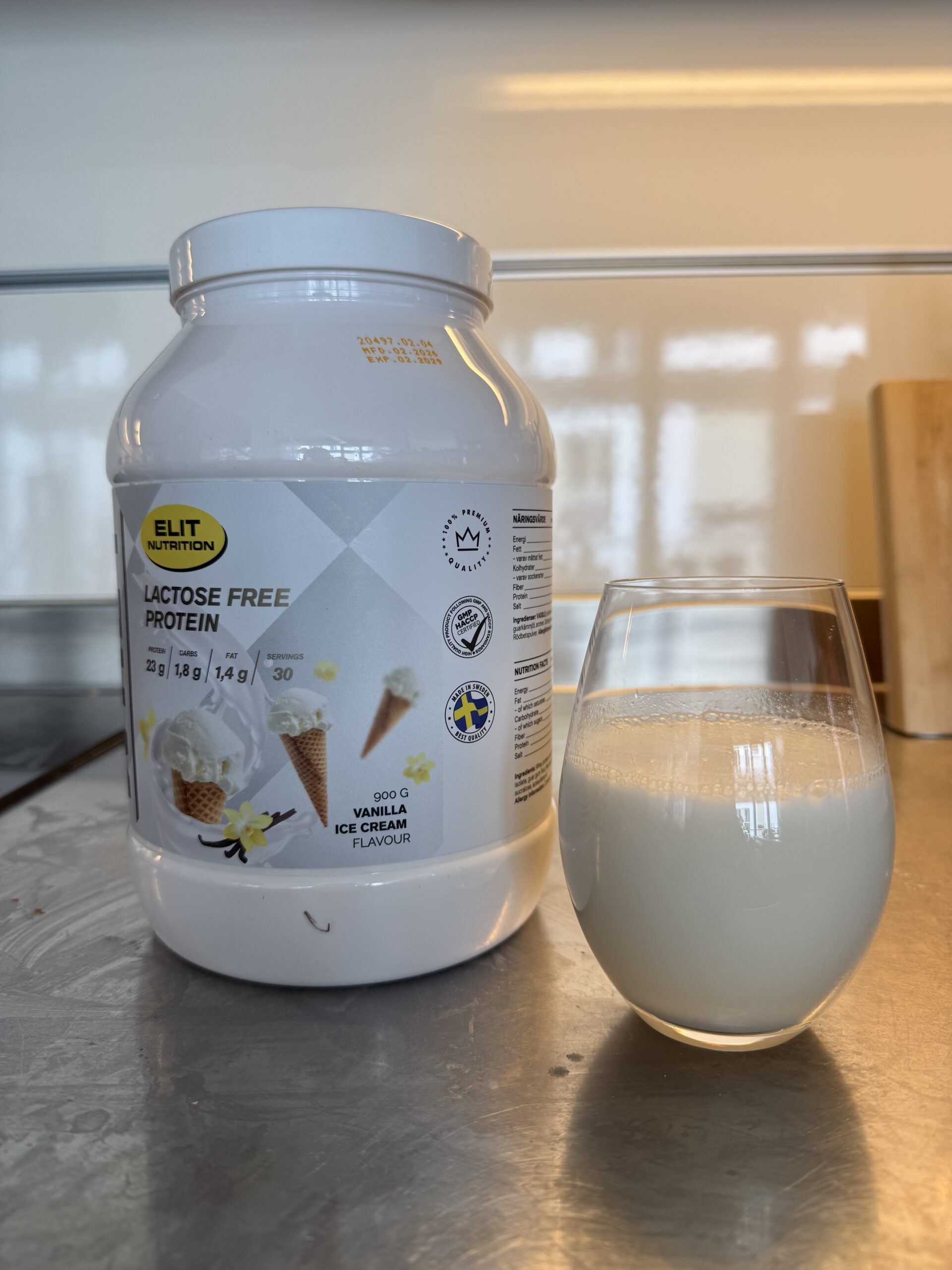Vassleprotein-pulver mätt med skopa