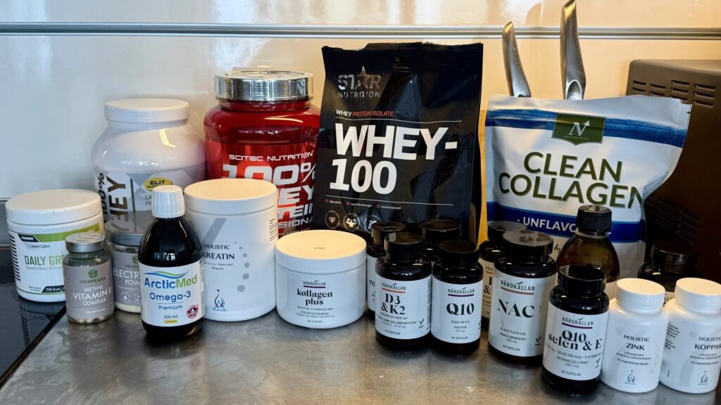 Min samling kosttillskott på köksbänken: whey, kreatin, omega-3, vitaminer och mineraler